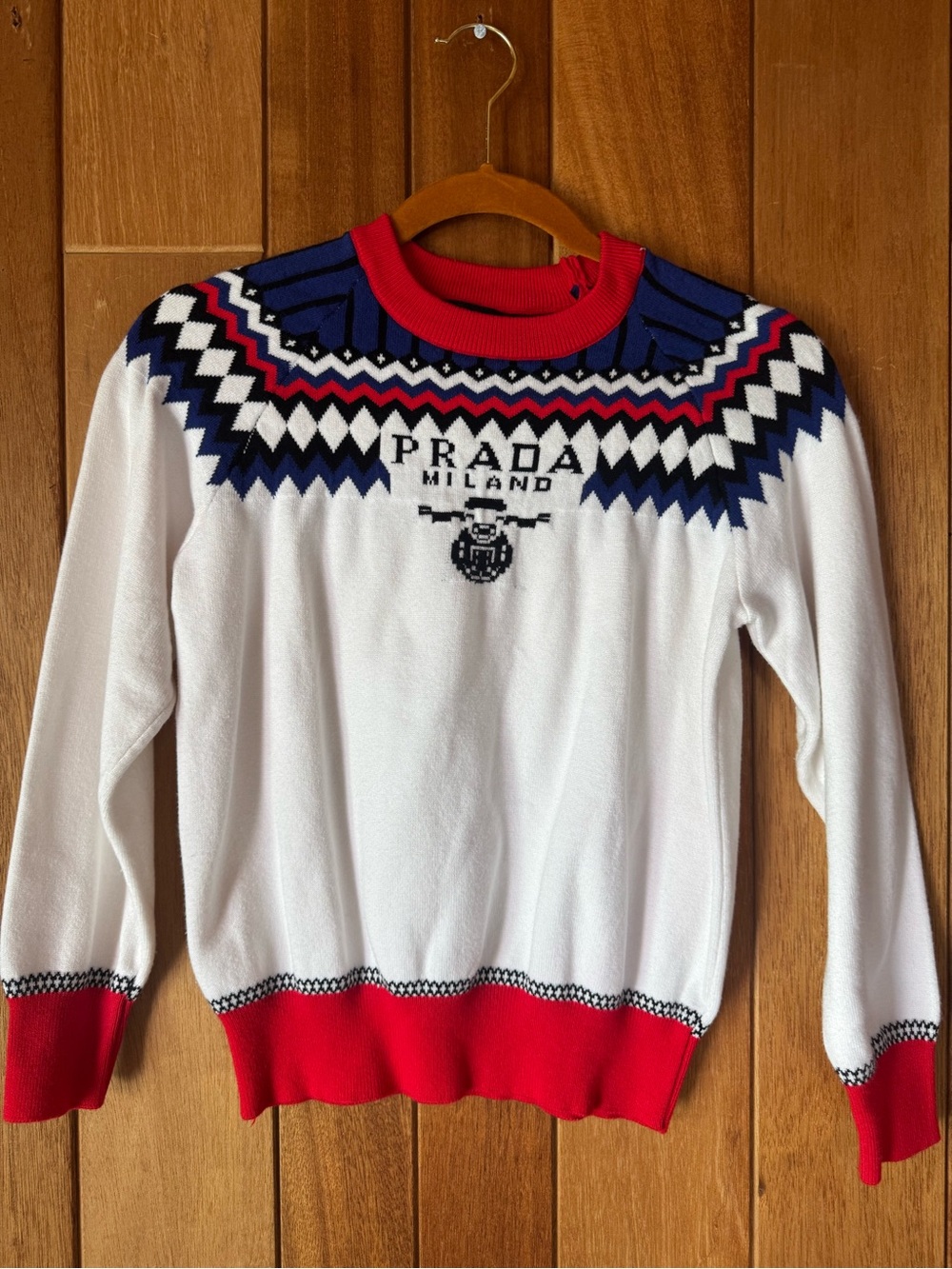 Fashion sweater White Crewneck Sweater with Blue and Red Black